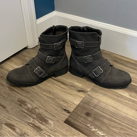 American Eagle women’s grey zippered boots - Picture 4 of 7